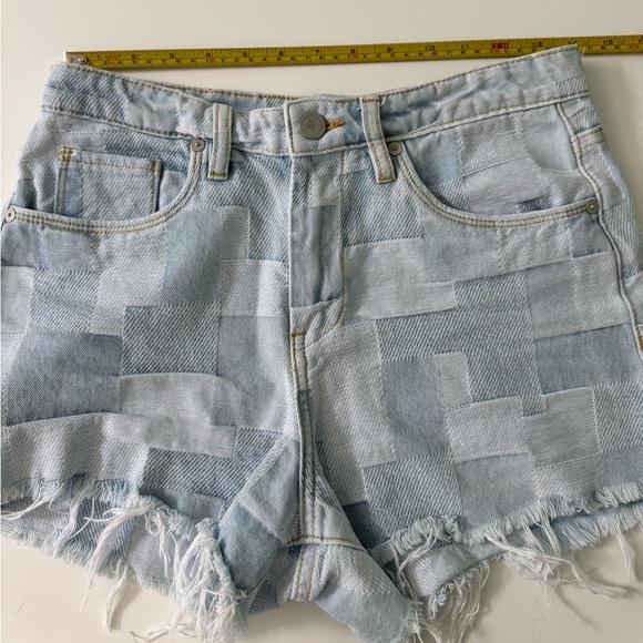 Blank NYC Barrow Patchwork Jean Shorts with Distressed Hem Size 26 - Picture 11 of 12